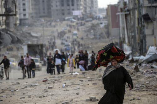 epaselect epa11859082 Internally displaced Palestinians arrive from southern Gaza via Al Rashid road to Gaza City, northern Gaza Strip, 28 January 2025. Israel and Hamas implemented the first phase of a hostage release and ceasefire deal on 19 January 2025. According to the UN, at least 1.9 million people (or nine in ten people) across the Gaza Strip are...