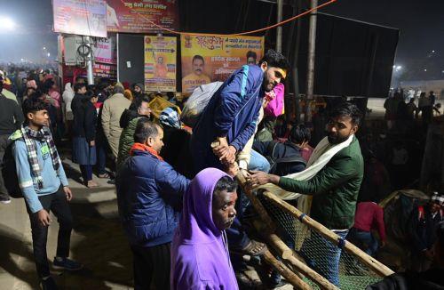 epa11859522 Devotees jump over barriers following a stampede accident during the Kumbh Mela festival near Sangam Ghat Prayagraj, Uttar Pradesh, India, 29 January 2025. A stampede took place during the Kumbh Mela religious festival in India's Sangam Ghat Prayagraj worship site after barriers broke under the pressure of massive crowds, with many causalities...
