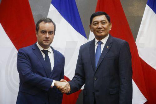 epa11865265 French Defense Minister Sebastien Lecornu (L) shakes hand with his Indonesian counterpart Sjafrie Sjamsoeddin (R) during a visit to Jakarta, Indonesia, 31 January 2025. Lecornu is visiting to strengthen the defense relationship between the two countries.  EPA/BAGUS INDAHONO