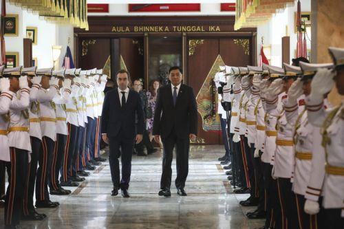 epa11865266 French Defense Minister Sebastien Lecornu (L) walks with his Indonesian counterpart Sjafrie Sjamsoeddin (R) as they inspect a guard of honor during Lecornu's visit to Jakarta, Indonesia, 31 January 2025. Lecornu is visiting to strengthen the defense relationship between the two countries.  EPA/BAGUS INDAHONO