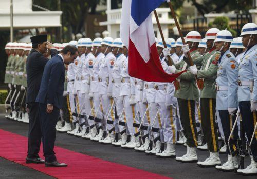 epaselect epa11865260 French Defense Minister Sebastien Lecornu (2-L) accompanied by his Indonesian counterpart Sjafrie Sjamsoeddin (L), salute as they inspect a guard of honor during a visit to Jakarta, Indonesia, 31 January 2025. Lecornu is visiting to strengthen the defense relationship between the two countries.  EPA/BAGUS INDAHONO