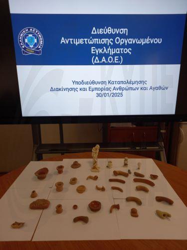 (Ξένη Δημοσίευση) Από το Τμήμα Προστασίας Πολιτιστικής Κληρονομιάς και Αρχαιοτήτων της Διεύθυνσης Αντιμετώπισης Οργανωμένου Εγκλήματος, συνελήφθη την Πέμπτη 30 Ιανουαρίου 2025, σε περιοχή της Αθήνας, αλλοδαπή, η οποία κατηγορείται ότι προέβαινε σε δημοπράτηση – πώληση αρχαίων αντικειμένων, μέσω ομάδας σε σελίδα κοινωνικής δικτύωσης. Κατασχέθηκαν, μεταξύ...