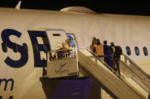 Αστυνομικοί συνοδεύουν υπηκόους της Γεωργίας και του Πακιστάν κατά τη διάρκεια απέλασής τους με αεροπορική πτήση από το διεθνές αεροδρόμιο Ελευθέριος Βενιζέλος στα Σπάτα, Τρίτη 4 Φεβρουαρίου 2025. Σαράντα απελάσεις υπηκόων Γεωργίας και Πακιστάν πραγματοποιήθηκαν μετά από την τελεσίδικη απόρριψη της αίτησης ασύλου τους. Τα άτομα αυτά βρίσκονταν σε...