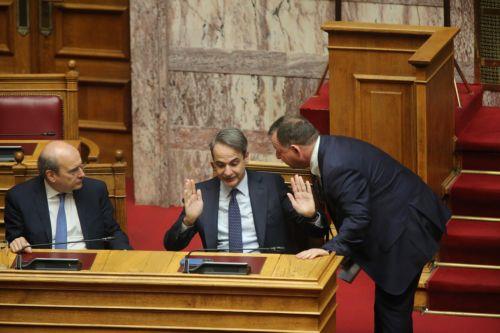 O πρωθυπουργός Κυριάκος Μητσοτάκης (Κ)  συνομιλεί με υπουργούς και βουλευτές κατά τη διάρκεια της τρίτης ψηφοφορίας για την εκλογή Προέδρου της Δημοκρατίας, στη Βουλή, Αθήνα, Πέμπτη 6 Φεβρουαρίου 2025.  Η ψηφοφορία είναι ονομαστική σύμφωνα με τις διατάξεις του Συντάγματος και του Κανονισμού της Βουλής.  ΑΠΕ- ΜΠΕ/ΑΠΕ- ΜΠΕ/ΑΛΕΞΑΝΔΡΟΣ ΒΛΑΧΟΣ