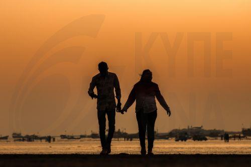 epa11896021 A couple stroll as they celebrate the Valentine's Day at Gorai Beach near the Arabian Sea shore in Mumbai, India, 14 February 2025. Valentine's Day annually falls on 14 February and is considered in many countries as the feast of lovers.  EPA/DIVYAKANT SOLANKI
