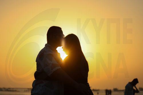 epa11896026 A couple poses for a photo as they celebrate Valentine's Day at Gorai Beach near the Arabian Sea shore in Mumbai, India, 14 February 2025. Valentine's Day annually falls on 14 February and is considered in many countries as the feast of lovers.  EPA/DIVYAKANT SOLANKI