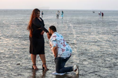 epa11896027 A couple poses for a photo as they celebrate Valentine's Day at Gorai Beach near the Arabian Sea shore in Mumbai, India, 14 February 2025. Valentine's Day annually falls on 14 February and is considered in many countries as the feast of lovers.  EPA/DIVYAKANT SOLANKI