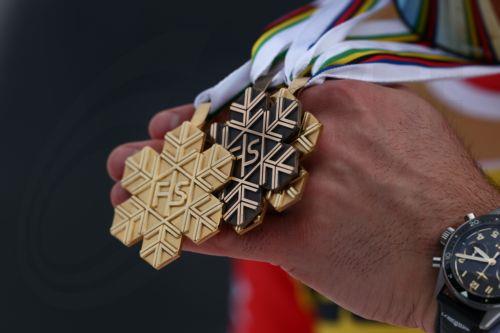 epa11900653 Loic Meillard of Switzerland poses with his Men's Slalom gold medal and his Men's Giant Slalom bronze medal after the podium for the Men's Slalom at the FIS Alpine Skiing World Championships in Saalbach Hinterglemm, Austria, 16 February 2025.  EPA/ANNA SZILAGYI