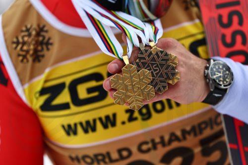 epa11900655 Loic Meillard of Switzerland poses with his Men's Slalom gold medal and his Men's Giant Slalom bronze medal after the podium for the Men's Slalom at the FIS Alpine Skiing World Championships in Saalbach Hinterglemm, Austria, 16 February 2025.  EPA/ANNA SZILAGYI