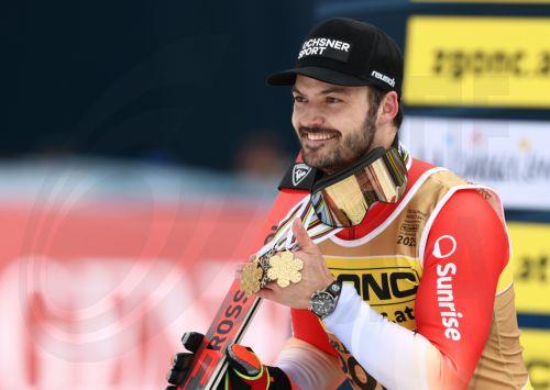 epa11900658 Loic Meillard of Switzerland poses with his Men's Slalom gold medal and his Men's Giant Slalom bronze medal after the podium for the Men's Slalom at the FIS Alpine Skiing World Championships in Saalbach Hinterglemm, Austria, 16 February 2025.  EPA/ANNA SZILAGYI
