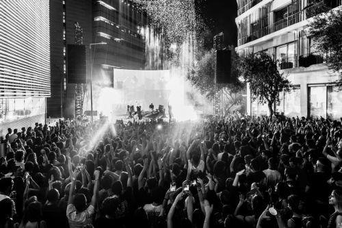 (Ξένη δημοσίευση)  Φωτογραφία που δόθηκε σήμερα στη δημοσιότητα με αφορμή το STAGES A/LIVE που παρουσιάζει τους Joker/Two-Face. Tsaki και Styl Mo, τα δύο θρυλικά ονόματα του μουσικού σχήματος Joker/Two-Face, ραπάρουν ύμνους για τον Νέο Κόσμο. Η συναυλία που έδωσαν τον περασμένο Οκτώβριο στο Πάρτι της Στέγης, σε συνεργασία με το Plisskën Festival, ανεβαίνει...