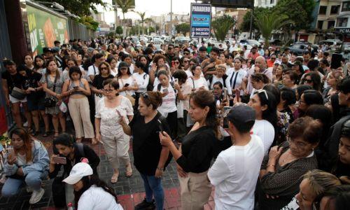 epa11920083 Dozens of people attend a vigil for the people who died after part of the roof of Trujillo's Real Plaza shopping mall collapsed in Trujillo, Peru, 23 February 2025. The families of the victims who died demanded justice for the eight deaths and dozens of injuries while rescue work continues.  EPA/STEFFANO PALOMINO