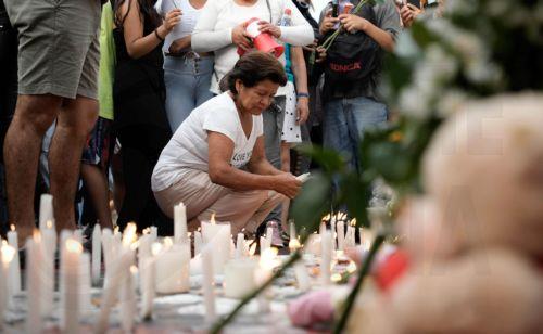 epa11920461 People attend a vigil for those who died after part of the roof of Trujillo's Real Plaza shopping mall collapsed in Trujillo, Peru, 23 February 2025. The families of the victims who died demanded justice for the eight deaths and dozens of injuries while rescue work continues.  EPA/STEFFANO PALOMINO