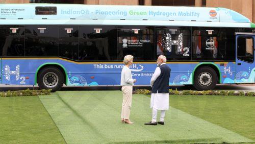 epa11929283 European Commission President Ursula von der Leyen is welcomed by Indian Prime Minister Narendra Modi prior to a meeting at Hyderabad House in New Delhi, India, 28 February 2025. Von der Leyen is on a two-day visit to India to meet senior government officials and politicians.  EPA/HARISH TYAGI
