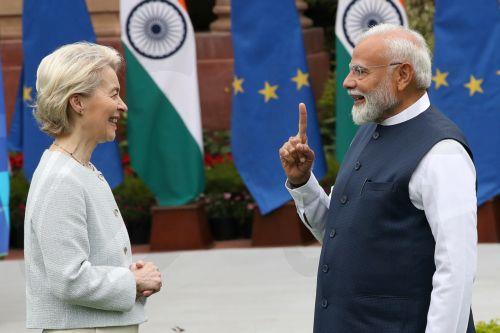 epa11929309 European Commission President Ursula von der Leyen is welcomed by Indian Prime Minister Narendra Modi prior to a meeting at Hyderabad House in New Delhi, India, 28 February 2025. Von der Leyen is on a two-day visit to India to meet senior government officials and politicians.  EPA/HARISH TYAGI