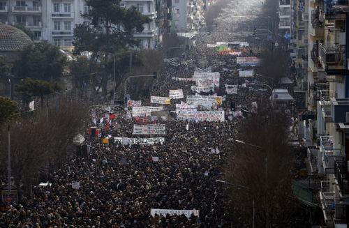 Πανοραμική άποψη της πλατείας στο Άγαλμα Βενιζέλου με διαδηλωτές που συμμετέχουν στο συλλαλητήριο μνήμης με αφορμή τη συμπλήρωση δύο χρόνων από το σιδηροδρομικό δυστύχημα των Τεμπών που στοίχισε την ζωή σε 57 ανθρώπους, κατά τη διάρκεια 24ης πανελλαδικής απεργίας, την Παρασκευή 28 Φεβρουαρίου 2025. Δύο χρόνια συμπληρώνονται σήμερα από την τραγωδία του...