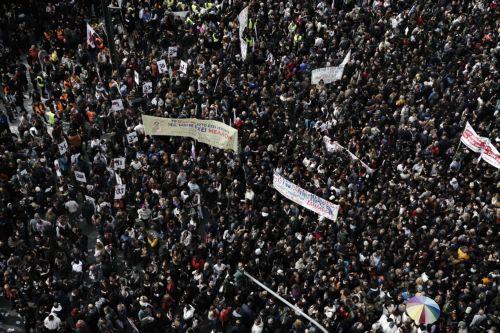 Πανοραμική άποψη της πλατείας Συντάγματος με διαδηλωτές που συμμετέχουν στο συλλαλητήριο μνήμης με αφορμή τη συμπλήρωση δύο χρόνων από το σιδηροδρομικό δυστύχημα των Τεμπών που στοίχισε την ζωή σε 57 ανθρώπους, κατά τη διάρκεια 24ης πανελλαδικής απεργίας, στην πλατεία Συντάγματος, Αθήνα Παρασκευή 28 Φεβρουαρίου 2025. Δύο χρόνια συμπληρώνονται σήμερα από την...