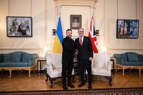 epa11932963 Britain's Prime Minister Keir Starmer (R) and Ukraine's President Volodymyr Zelensky (L) pose for a photo during a bilateral meeting at 10 Downing Street in London, Britain, 01 March 2025.  EPA/CHRIS J. RATCLIFFE / POOL