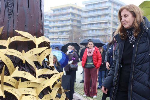 Μητέρα θύματος παρίσταται στα αποκαλυπτήρια του μνημείου «το Δέντρο της Μνήμης» που δημιουργήθηκε για τα 57 θύματα του σιδηροδρομικού δυστυχήματος στα Τέμπη, στο Πάρκο των Ψυχών στη Νέα Παραλία Θεσσαλονίκης, την Κυριακή 2 Φεβρουαρίου 2025. Το γλυπτό δημιουργήθηκε από τον σιδηρουργό Γιάννη Σαντεξή και την εικαστικό Μαρία Μανδάκη. Το Σάββατο 1 Μαρτίου...