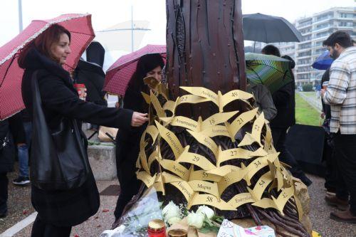 Μια γυναίκα αγγίζει το μνημείο «το Δέντρο της Μνήμης» για τα 57 θύματα του σιδηροδρομικού δυστυχήματος στα Τέμπη, κατά τη διάρκεια των αποκαλυπτηρίων στο Πάρκο των Ψυχών στη Νέα Παραλία Θεσσαλονίκης, την Κυριακή 2 Φεβρουαρίου 2025. Το γλυπτό δημιουργήθηκε από τον σιδηρουργό Γιάννη Σαντεξή και την εικαστικό Μαρία Μανδάκη. Το Σάββατο 1 Μαρτίου...