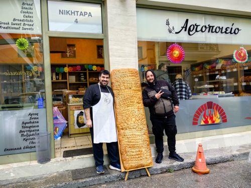 Η λαγάνα γίγας που παρασκεύασε το αρτοποιείο του Δημήτρη Παπαδόπουλου στην Πρόνοια Ναυπλίου είναι πραγματικά εντυπωσιακή με βάρος 40 κιλά και μήκος 1 μέτρο και 80 εκατοστά, Καθαρά Δευτέρα 3 Μαρτίου 2025. Όπως αναφέρει ο αρτοποιός Δημήτρης Παπαδόπουλος, είναι μια λαγάνα που σίγουρα τραβάει την προσοχή, η παρασκευή της χρειάστηκε μία ώρα, ενώ για το ψήσιμό...