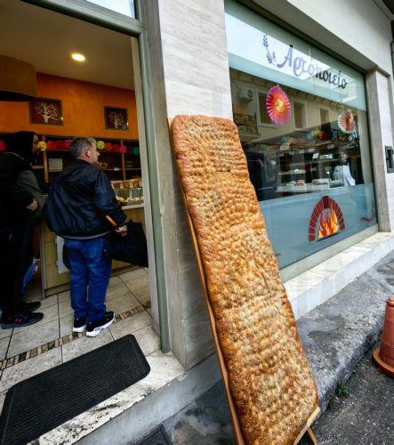 Η λαγάνα γίγας που παρασκεύασε το αρτοποιείο του Δημήτρη Παπαδόπουλου στην Πρόνοια Ναυπλίου είναι πραγματικά εντυπωσιακή με βάρος 40 κιλά και μήκος 1 μέτρο και 80 εκατοστά, Καθαρά Δευτέρα 3 Μαρτίου 2025. Όπως αναφέρει ο αρτοποιός Δημήτρης Παπαδόπουλος, είναι μια λαγάνα που σίγουρα τραβάει την προσοχή, η παρασκευή της χρειάστηκε μία ώρα, ενώ για το ψήσιμό...