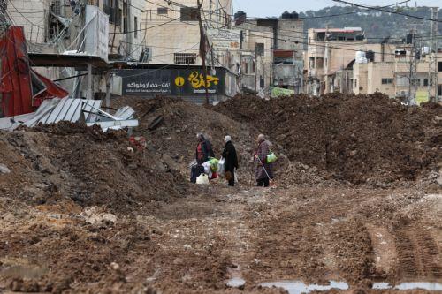 epa11938046 Palestinians carry their belongings and leave their homes during an Israeli military operation in the Jenin refugee camp in the West Bank, 03 March 2025. The Israeli military launched a military operation in Jenin and its camp on 21 January, resulting in at least 27 Palestinian deaths and dozens of injuries, according to the Palestinian Ministry...
