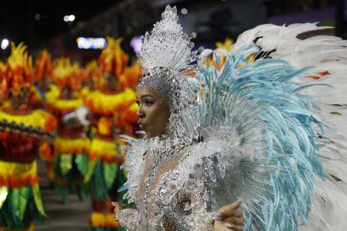 epa11941511 A member of Paraiso do Tuiuti samba school participates in the third day of parades at the Marques de Sapucai Sambodromo in Rio de Janeiro, Brazil, 04 March 2025.  EPA/Antonio Lacerda