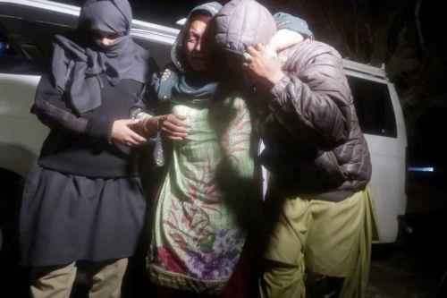 epaselect epa11957498 Passengers rescued from the Peshawar bound Jaffar express train that was attacked by suspected militants in Sibi, reach the railway station in Quetta, the provincial capital of restive Balochistan province, Pakistan, 12 March 2025. At least 80 passengers were rescued while approximately more than 200 passengers were taken hostage...