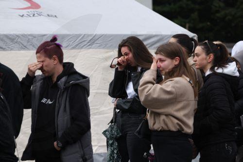epa11969737 People cue to sign the book of condolence in honor of the victims who lost their lives in the fire in the 'Club Pulse' night club in Kocani, Republic of North Macedonia, 17 March 2025. A fire at a discotheque in Kocani in the early hours of 16 March 2025 claimed the lives of at least 59 people and left over 100 injured, according to initial...