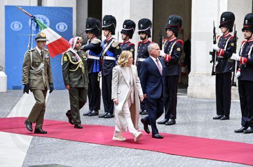 epa11969765 Italian Prime Minister Giorgia Meloni (L) and King Abdullah II of Jordan (R) review an honor guard during their meeting at Palazzo Chigi in Rome, Italy, 17 March 2025.  EPA/Riccardo Antimiani