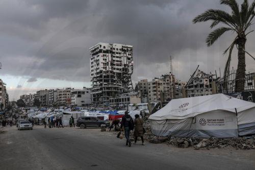 epa11976755 Tents of displaced Palestinians from northern Gaza are set up near destroyed buildings in Gaza City, 20 March 2025, after the Israeli army issued evacuation orders for areas in northern Gaza. Israeli forces resumed airstrikes on Gaza on 18 March, ending a ceasefire that had been in place since 19 January.  EPA/MOHAMMED SABER