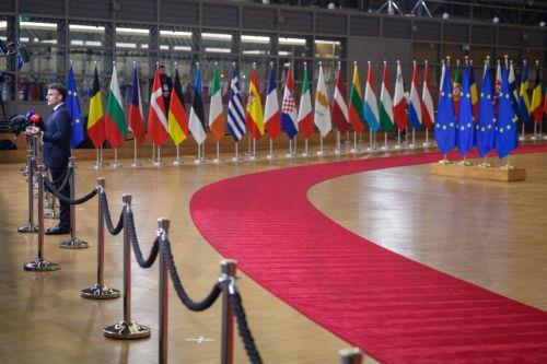 epa11977240 French President Emmanuel Macron speaks with the media during a European Council summit in Brussels, Belgium, 20 March 2025. Competitiveness, the latest developments in Ukraine, and the European defense policy are expected to be discussed by EU leaders at the summit.  EPA/OLIVIER MATTHYS