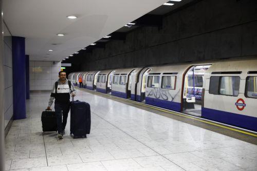 epa11977859 A passenger arrives at Heathrow Airport in London, Britain, 21 March 2025. The Heathrow Airport on 21 March announced it would be closed all day, following a power outage 'due to a fire at an electrical substation supplying the airport'.  EPA/TOLGA AKMEN