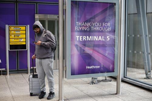 epa11977860 A passenger waits at Heathrow Airport in London, Britain, 21 March 2025. The Heathrow Airport on 21 March announced it would be closed all day, following a power outage 'due to a fire at an electrical substation supplying the airport'.  EPA/TOLGA AKMEN