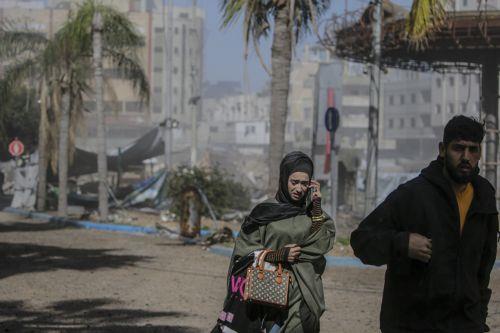 epa11983774 Displaced Palkestinians following an Israeli air strike in Gaza City, 23 March 2025. Israeli forces resumed airstrikes on Gaza on 18 March, ending a ceasefire that had been in place since 19 January.  EPA/MOHAMMED SABER