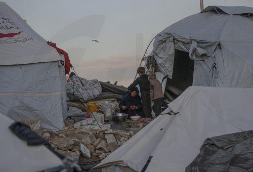 epa11983821 Displaced Palkestinians following an Israeli air strike in Gaza City, 23 March 2025. Israeli forces resumed airstrikes on Gaza on 18 March, ending a ceasefire that had been in place since 19 January.  EPA/MOHAMMED SABER