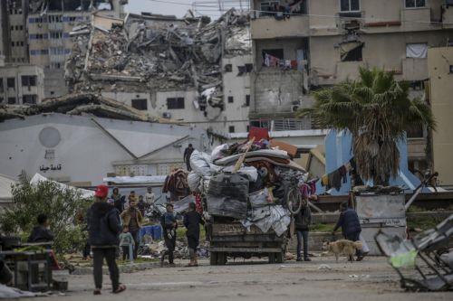epa11983929 Internally displaced Palestinians arrive from the northern Gaza Strip to central Gaza City, 23 March 2025 after the Israeli army issued evacuation orders for areas in northern Gaza. Israeli forces resumed airstrikes on Gaza on 18 March, ending a ceasefire that had been in place since 19 January.  EPA/MOHAMMED SABER