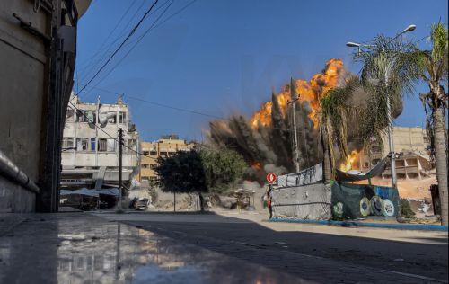 epaselect epa11983678 An explosion following an Israeli air strike in Gaza City, 23 March 2025. Israeli forces resumed airstrikes on Gaza on 18 March, ending a ceasefire that had been in place since 19 January.  EPA/MOHAMMED SABER