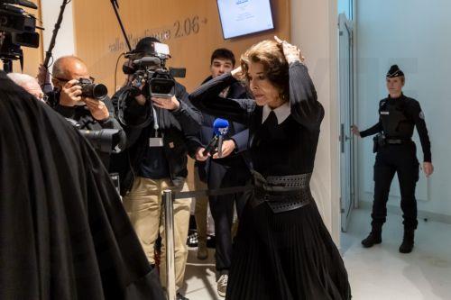 epa11989514 French actor Fanny Ardant (C) arrives before her testimony at French actor Gerard Depardieu's third day of trial at the Paris Courthouse in Paris, France, 26 March 2025. Depardieu stands trial over charges of sexual assault against two women on the set of the film 'Les Volets Verts' in 2021.  EPA/CHRISTOPHE PETIT TESSON