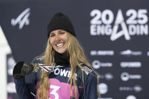 epa11994765 Bronze medalist Julia Pereira de Sousa of France poses during the award ceremony of the women's Snowboard Cross competition at the FIS Snowboard, Freestyle and Freeski World Championships in St. Moritz, Switzerland, 28 March 2025.  EPA/GIAN EHRENZELLER