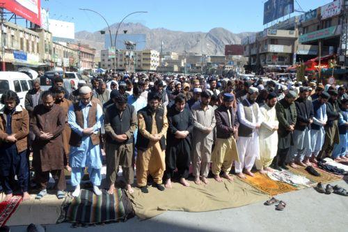 epa11994838 Pakistani Muslims attend the last Friday prayers during the Muslim holy month of Ramadan, on a roadside in Quetta, Pakistan, 28 March 2025. Muslims around the world observe the holy month of Ramadan by praying at night and abstaining from food and drink between sunrise and sunset.  EPA/SAMI KHAN