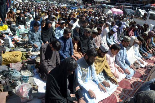 epa11994839 Pakistani Muslims attend the last Friday prayers during the Muslim holy month of Ramadan, on a roadside in Quetta, Pakistan, 28 March 2025. Muslims around the world observe the holy month of Ramadan by praying at night and abstaining from food and drink between sunrise and sunset.  EPA/SAMI KHAN