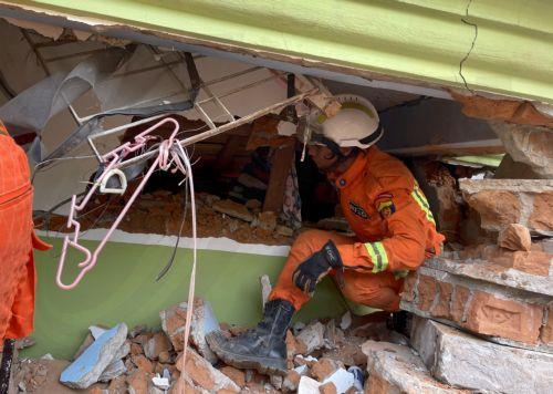 epa11996731 Rescuers search for survivors in a collapsed building after an earthquake in Naypyidaw, Myanmar, 29 March 2025. More than 1,000 people have been killed and thousands injured after a 7.7-magnitude earthquake struck the country on 28 March, according to the Myanmar government.  EPA/NYEIN CHAN NAING
