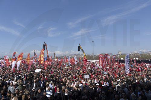 epa11996865 People take part in a demonstration organized by the main opposition Republican People's Party (CHP) against the detention of Istanbul mayor, in Istanbul, Turkey, 29 March 2025. Istanbul Mayor Ekrem Imamoglu of the Republican People's Party (CHP) was jailed and dismissed by the Turkish Ministry of Interior on 23 March on corruption charges,...
