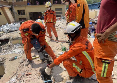epa12000645 Myanmar rescuers search for victims at the U Hla Thein Buddhist monastery after an earthquake in Mandalay, Myanmar, 31 March 2025. More than 1,600 people have been killed and thousands injured after a 7.7-magnitude earthquake struck the country on 28 March, according to the Myanmar government.  EPA/NYEIN CHAN NAING