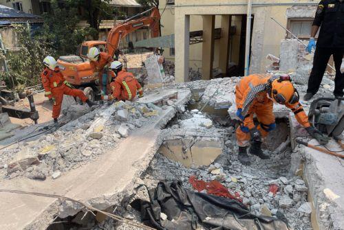 epaselect epa12000649 Myanmar and Indian rescuers search for victims at the U Hla Thein Buddhist monastery after an earthquake in Mandalay, Myanmar, 31 March 2025. More than 1,600 people have been killed and thousands injured after a 7.7-magnitude earthquake struck the country on 28 March, according to the Myanmar government.  EPA/NYEIN CHAN NAING