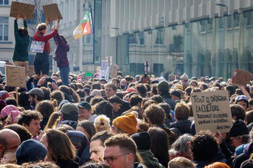 epa12001160 Thousands demonstrate following a call from the common trade unions during a general strike against pension reforms and to protect culture, health, education, mobility, and other social issues at the Place de la Monnaie in Brussels, Belgium, 31 March 2025.  EPA/OLIVIER MATTHYS