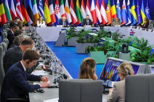 epa12004882 (L-R-back) Deputy Minister of responsible for the organization of Poland's EU presidency Magdalena Sobkowiak-Czarnecka, European Commissioner for Defense and Space Andrius Kubilius and Polish Defence Minister Wladyslaw Kosiniak-Kamysz attend the EU Security Forum on the White Paper on the Future of European Defence, organised as part of Poland's...