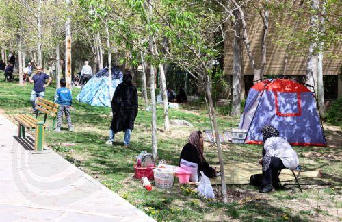 epa12004979 Iranians celebrate the Iranian Nature's Day called 'Sizdah be Dar', the thirteenth day of Nowruz (Persian New Year), in a park in Tehran, Iran, 02 April 2025. Iranians spend the day of Sizdah Bedar outdoors and welcome spring on the 13th day of the new year which begins 20 March.  EPA/ABEDIN TAHERKENAREH